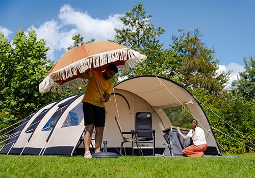 Zelt und Campingmöbel aufstellen